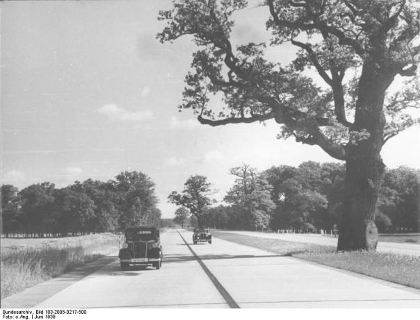 Berlin-Munich autobahn. (Source: "Bundesarchiv Bild 183-2005-0217-500, Reichsautobahn Berlin-München" by Bundesarchiv, Bild 183-2005-0217-500 / CC-BY-SA 3.0. Licensed under CC BY-SA 3.0 de via Commons - https://commons.wikimedia.org/wiki/File:Bundesarchiv_Bild_183-2005-0217-500,_Reichsautobahn_Berlin-M%C3%BCnchen.jpg#/media/File:Bundesarchiv_Bild_183-2005-0217-500,_Reichsautobahn_Berlin-M%C3%BCnchen.jpg